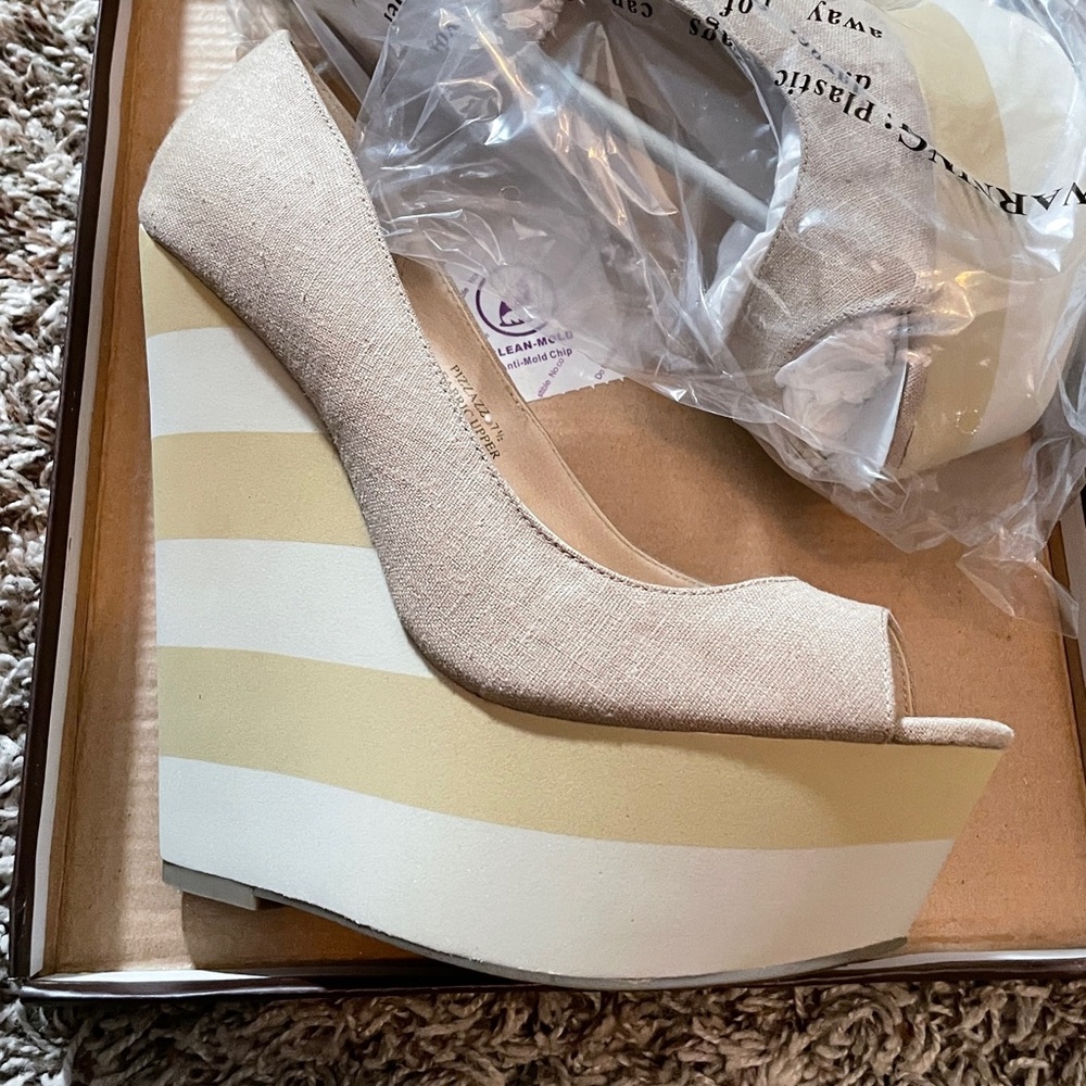 Zigi Soho pizzazz platform wedges natural and white NIB NEVER WORN